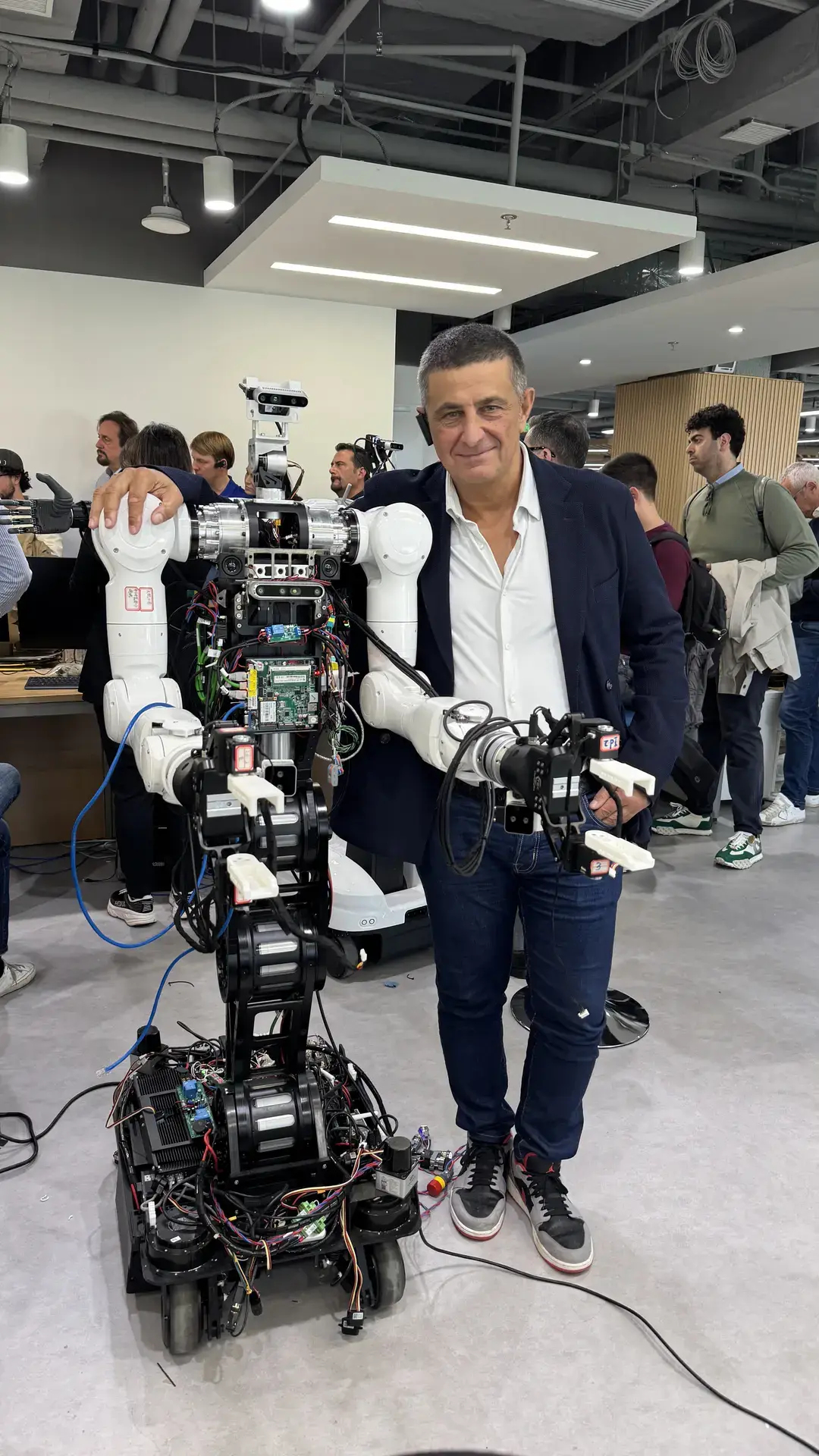 Faccia a faccia con un umanoide in costruzione di Boundless Power, al parco dell’intelligenza incarnata di Pechino.