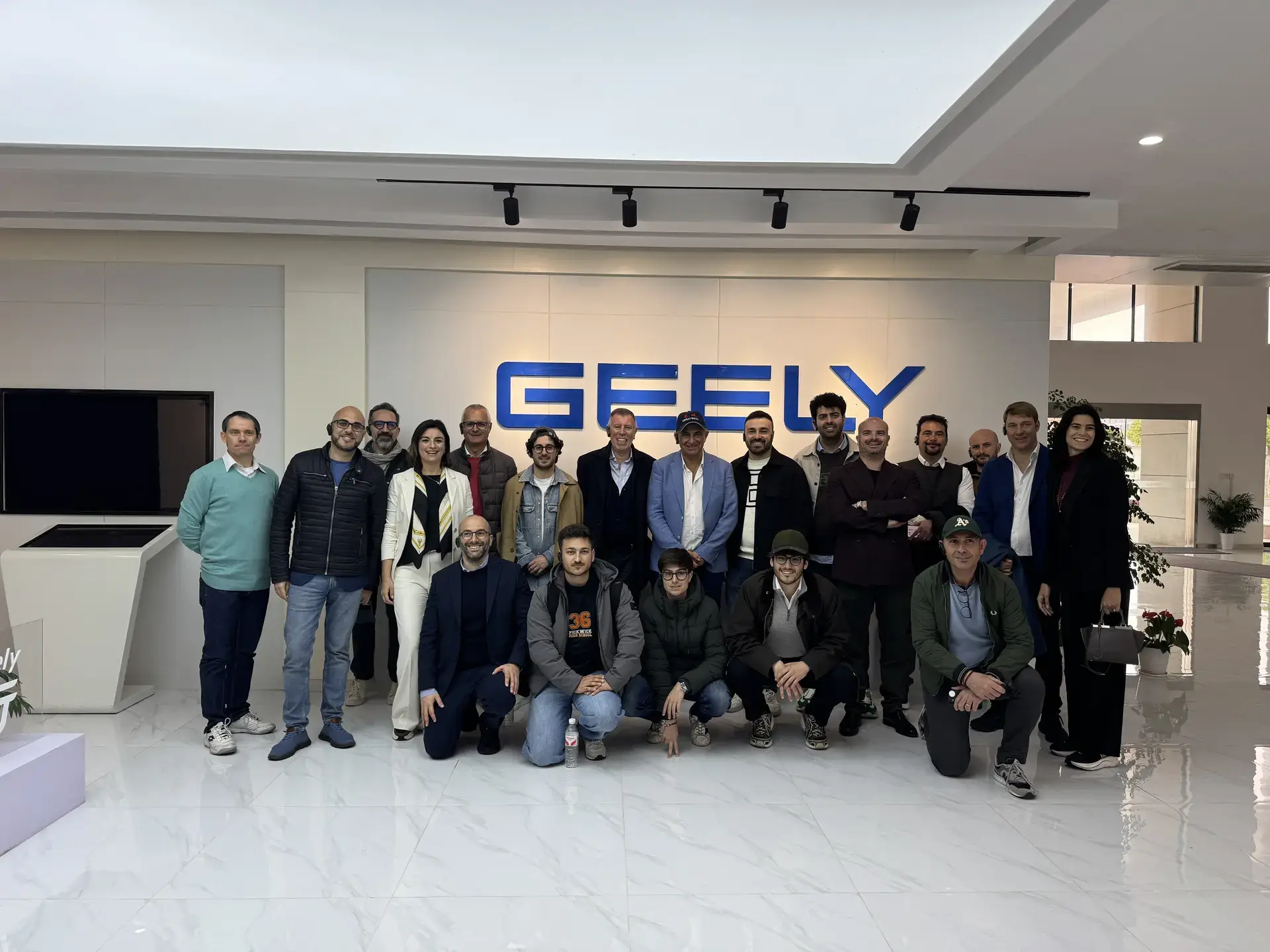 Allo stabilimento intelligente Geely nella zona di Hangzhou: produzione di veicoli elettrici ad altissima automazione.