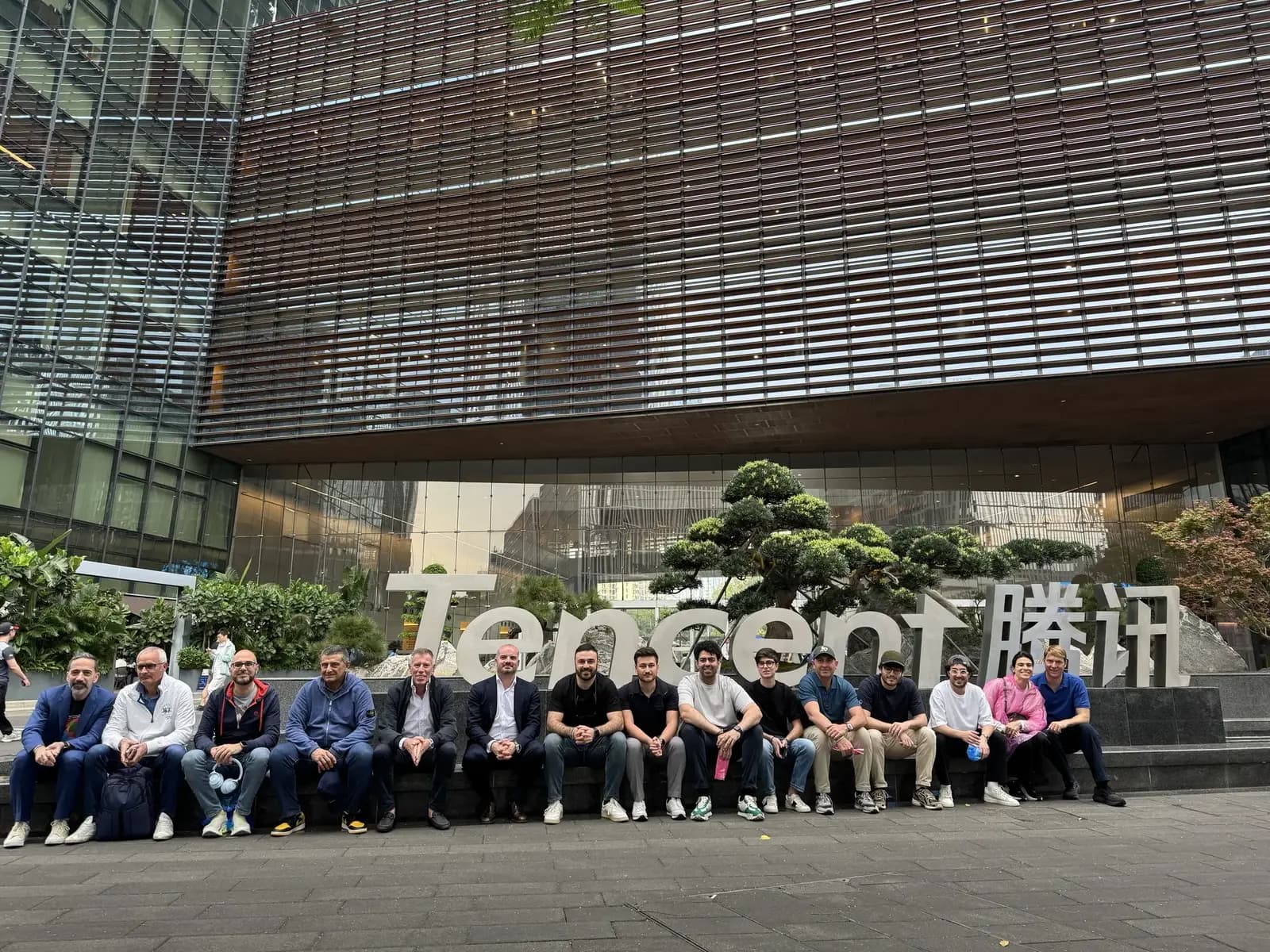 Sulla celebre insegna di Tencent, davanti alla Binhai Mansion di Shenzhen.