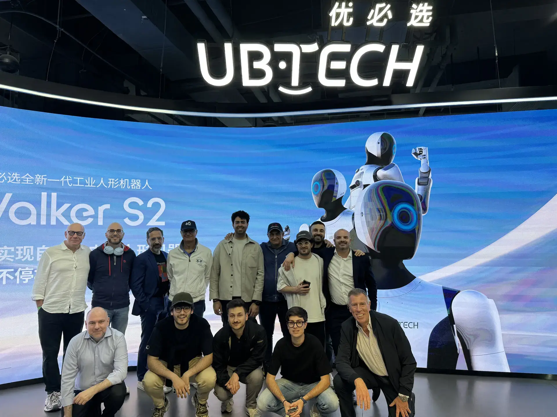 Davanti al Walker S2 di UBTECH, la prima azienda al mondo con un umanoide in produzione di massa.