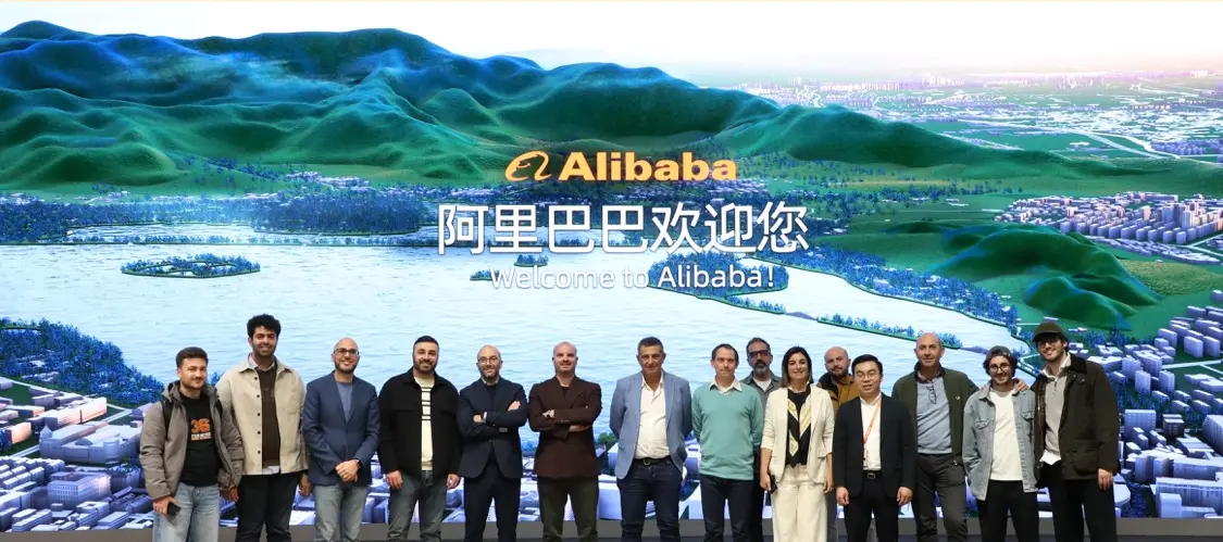 Delegazione davanti ad Alibaba — Hangzhou 2026