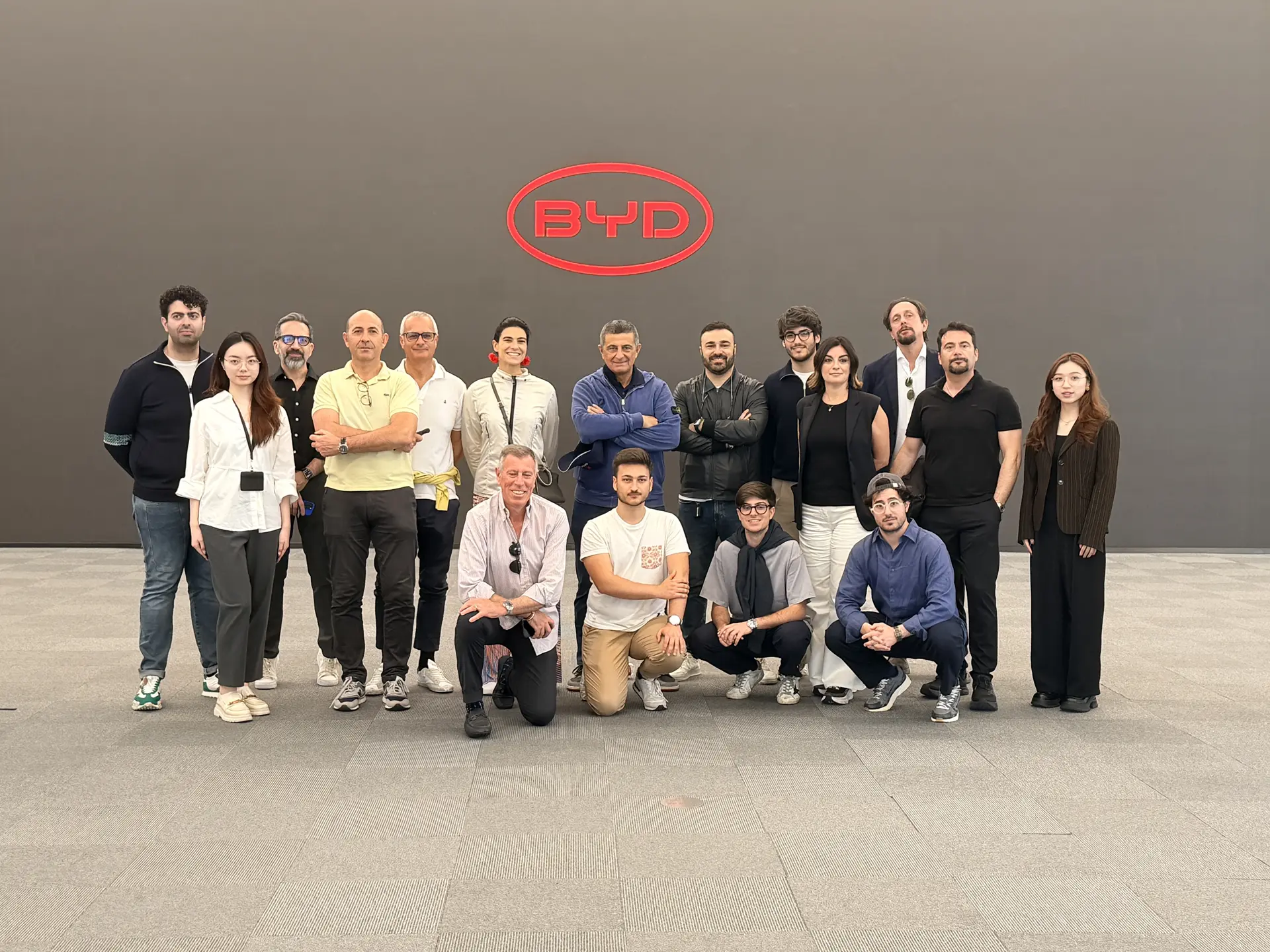 Delegazione davanti a BYD — Cina 2026