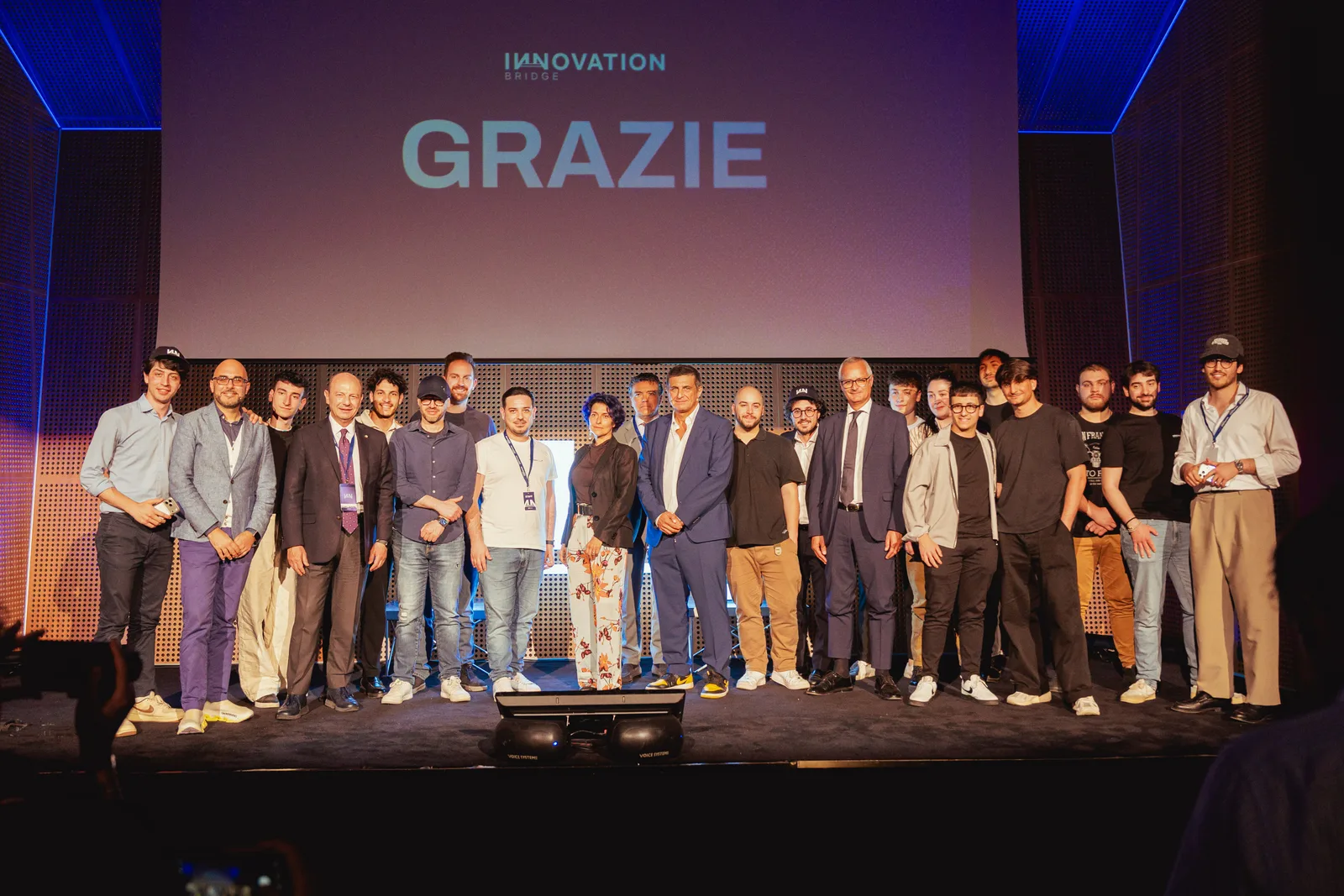Il team di Innovation Bridge sul palco — «Il ponte tra la tecnologia e le persone»