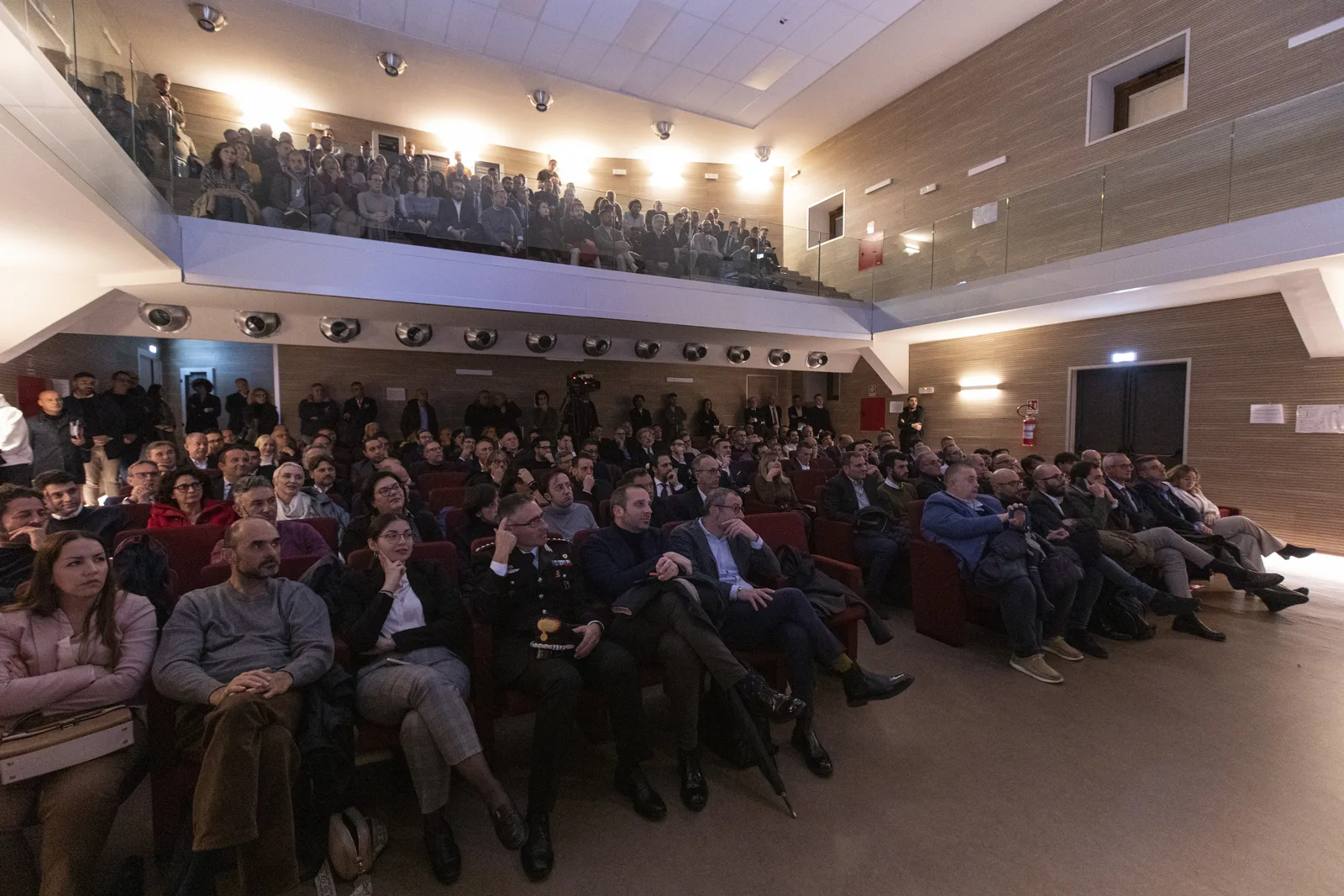 La platea gremita del Teatro Vittoria durante il keynote inaugurale Innovation Bridge, 4 dicembre 2024
