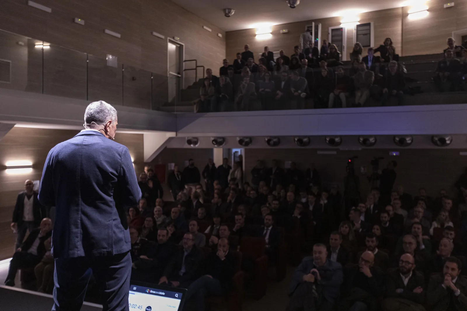 Giancarlo De Leonardo introduce il primo keynote Innovation Bridge di fronte alla platea del Teatro Vittoria
