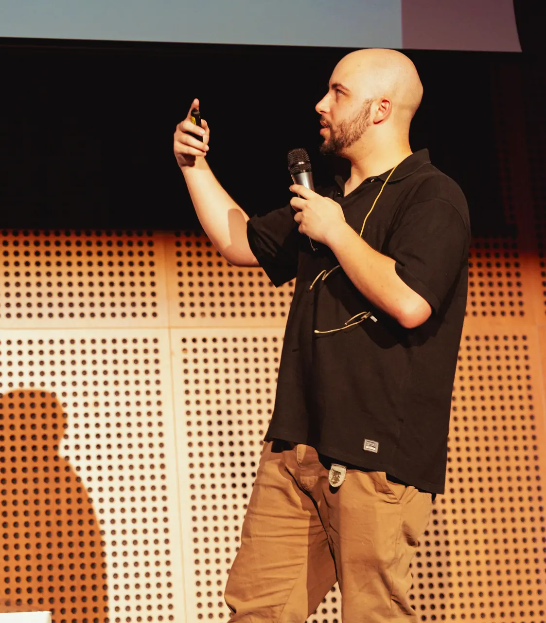 Ivan Ambla taking a selfie with the audience