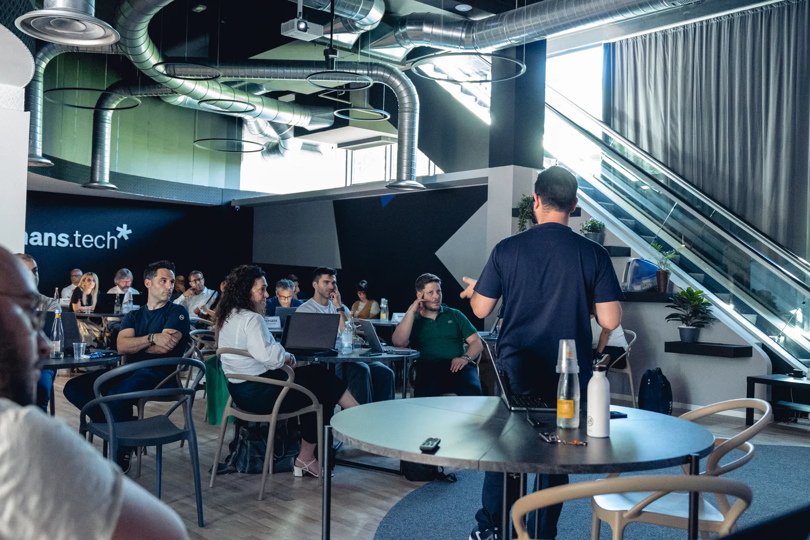 Marco Ciotoli COO di Humans.tech presenta il Vertical Innovation Bridge 'Caliamo CoWork in azienda' ai partecipanti nell'hub tecnologico Humans.tech, 18 giugno 2026