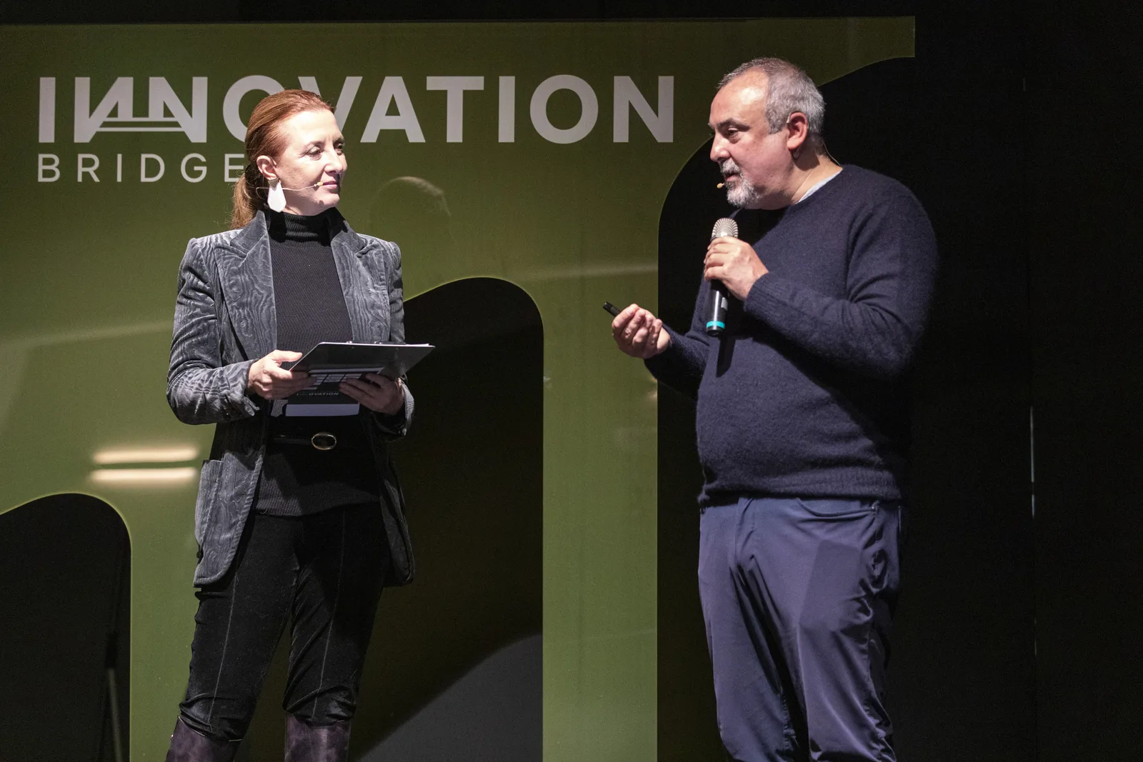 Keynote Innovation Bridge: speaker sul palco con logo della fondazione sullo sfondo