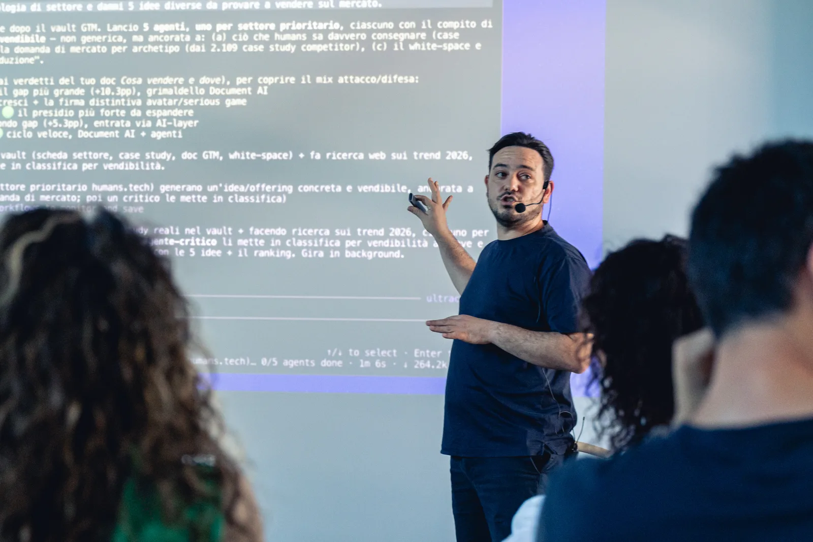 Sessione vertical Innovation Bridge: speaker presenta Claude Code a una platea di professionisti